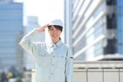 ★工場での機械プレス作業員